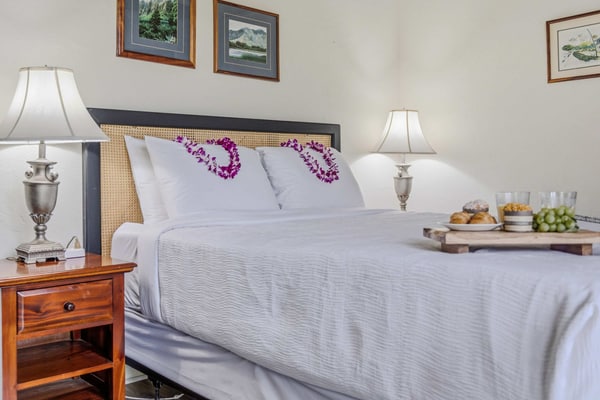 Comfortable condo near shopping/dining, stunning beaches, shared hot tub & pool