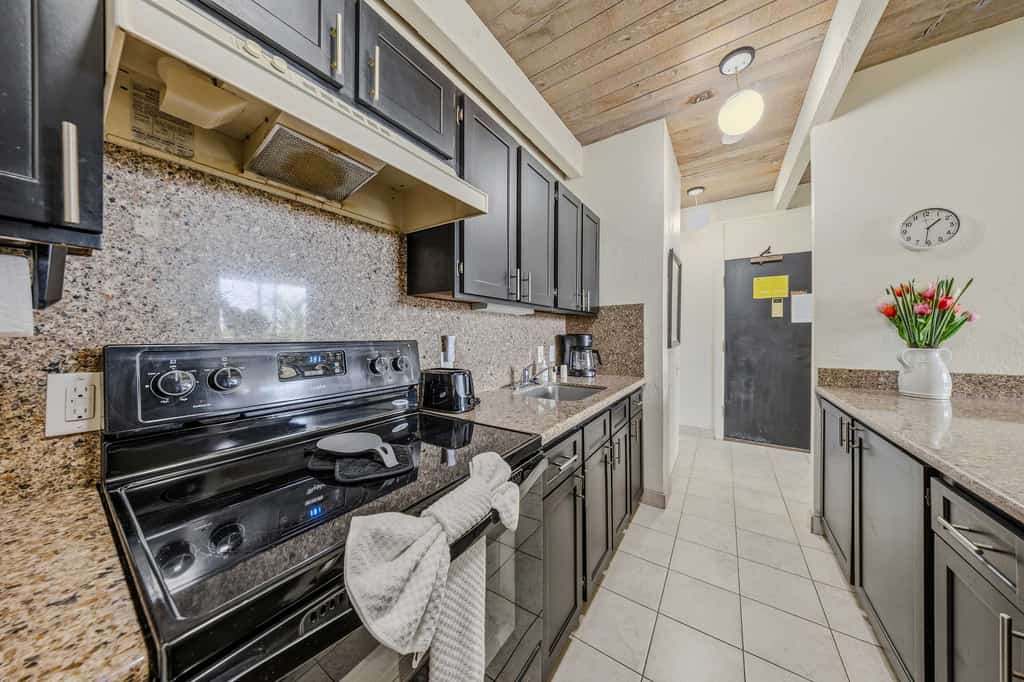 Comfortable condo near shopping/dining, stunning beaches, shared hot tub & pool
