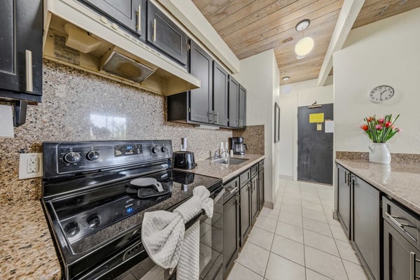 Comfortable condo near shopping/dining, stunning beaches, shared hot tub & pool