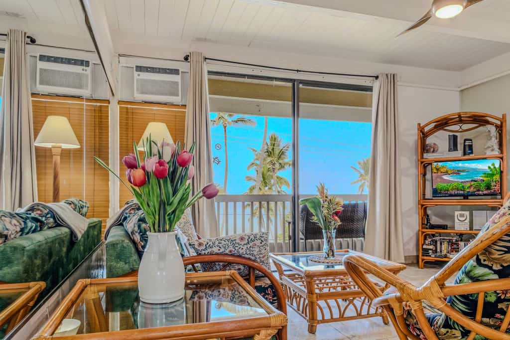 Classic island condo w/ partial ocean view, & shared hot tub & pool