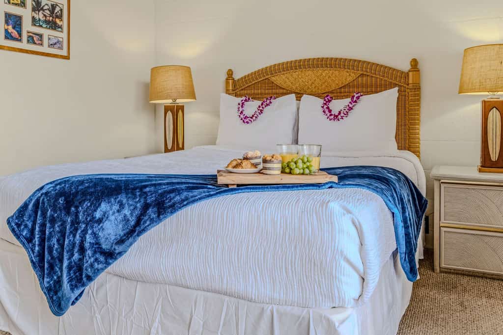 Classic island condo w/ partial ocean view, & shared hot tub & pool