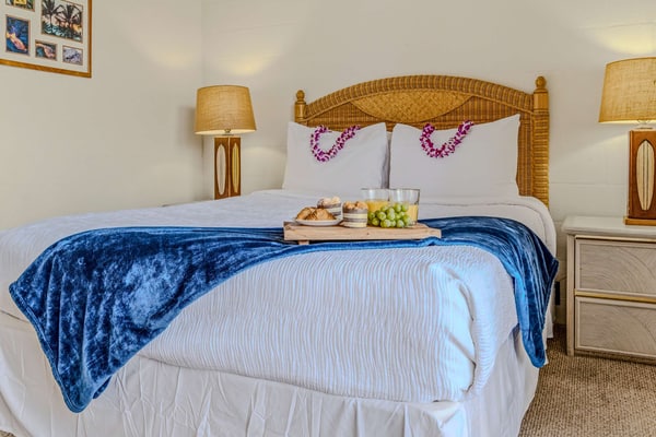 Classic island condo w/ partial ocean view, & shared hot tub & pool