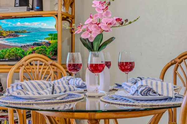 Classic island condo w/ partial ocean view, & shared hot tub & pool