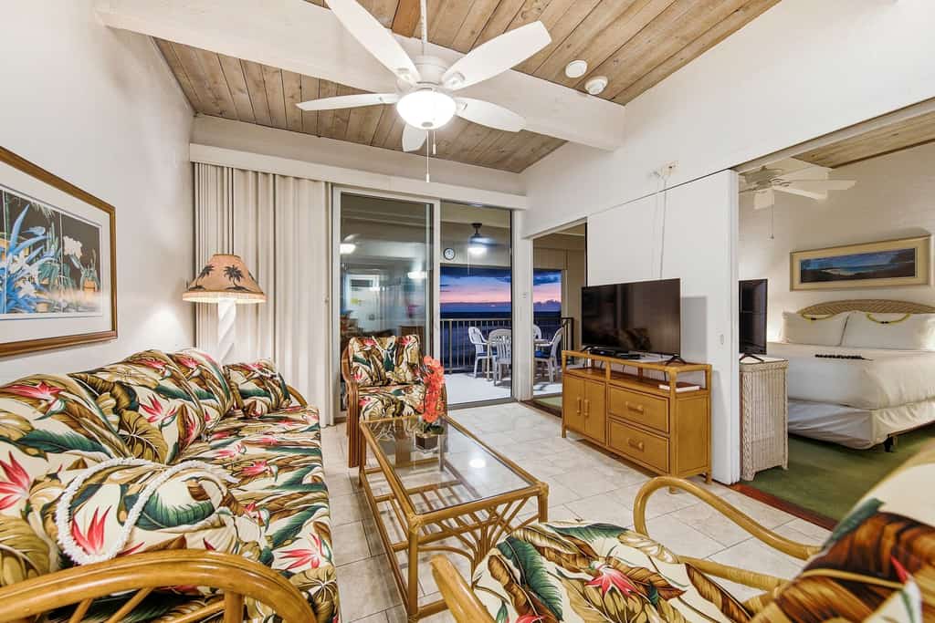 Oceanfront condo with lanai, full water view, hot tub & pool. 1 bedroom, 2 bathrooms unit that sleeps 4 with queen-sized sofa bed. 
