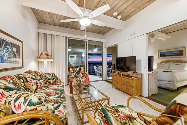 Oceanfront condo with lanai, full water view, hot tub & pool. 1 bedroom, 2 bathrooms unit that sleeps 4 with queen-sized sofa bed.