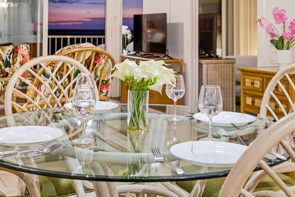 Oceanfront condo with lanai, full water view, hot tub & pool. 1 bedroom, 2 bathrooms unit that sleeps 4 with queen-sized sofa bed. 