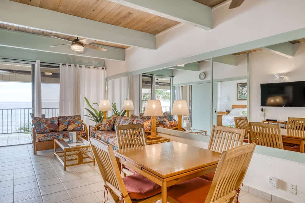 Lovely oceanfront condo with view, full kitchen, shared hot tub & pool