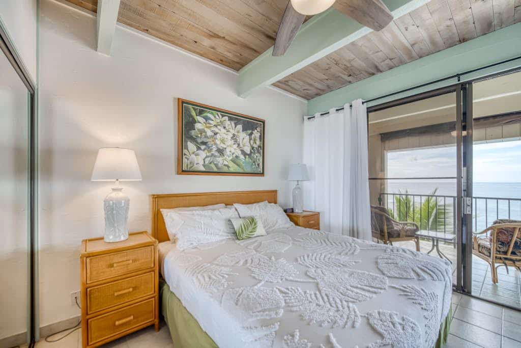 Lovely oceanfront condo with view, full kitchen, shared hot tub & pool