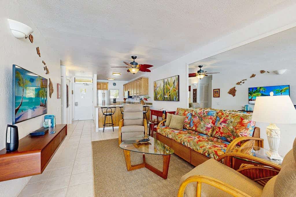 Bright beachfront condo with ocean views, pool & hot tub