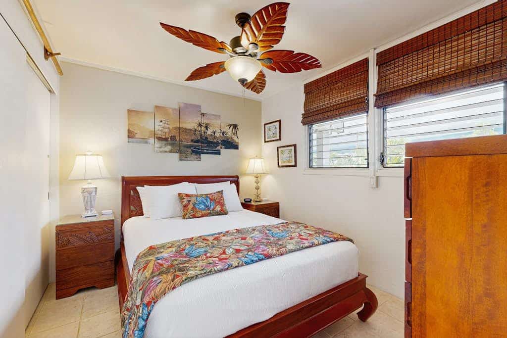 Bright beachfront condo with ocean views, pool & hot tub