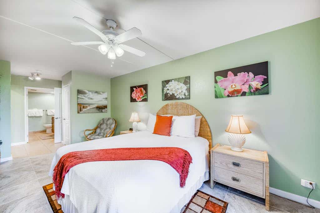 1-Bedroom Kona Condo with A/C, Private Lanai & Tropical Breezes
