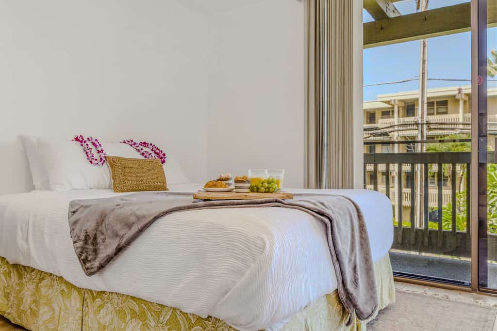 Second floor studio with shared pool & hot tub, ocean view, washer/dryer