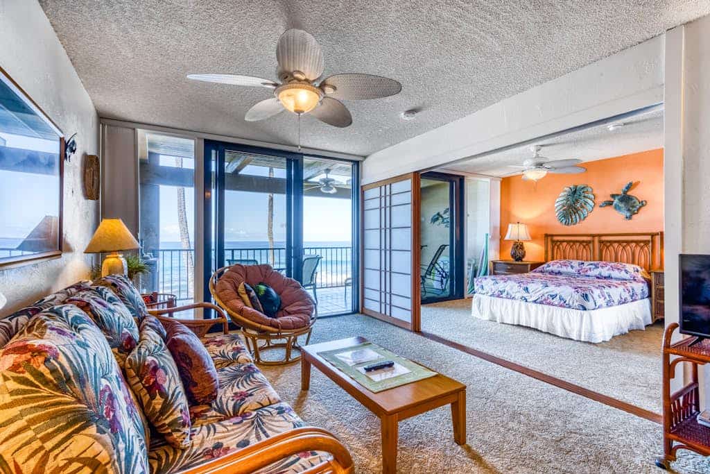 Enchanting oceanfront condo with pool, views & high-speed WiFi