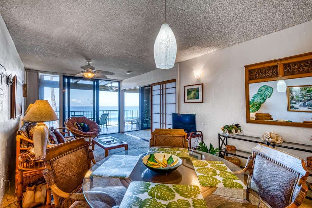 Enchanting oceanfront condo with pool, views & high-speed WiFi