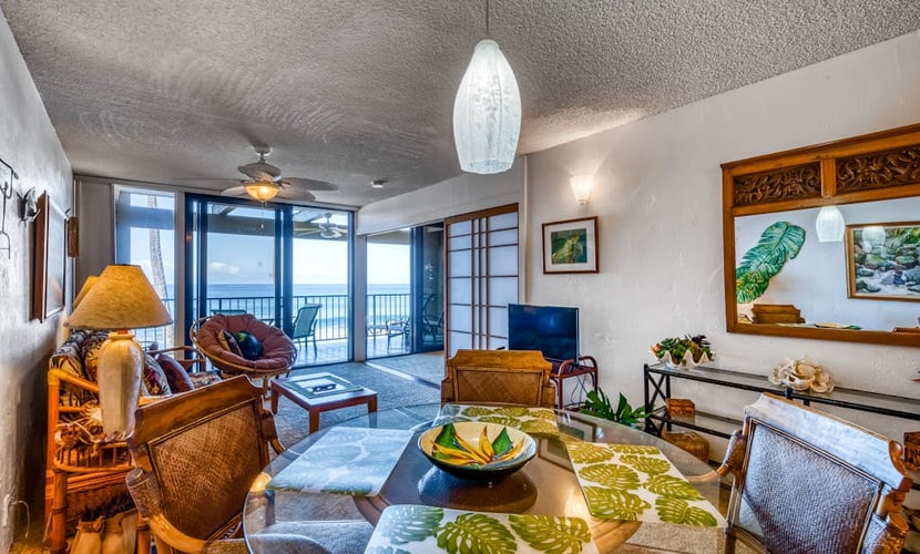 Enchanting oceanfront condo with pool, views & high-speed WiFi