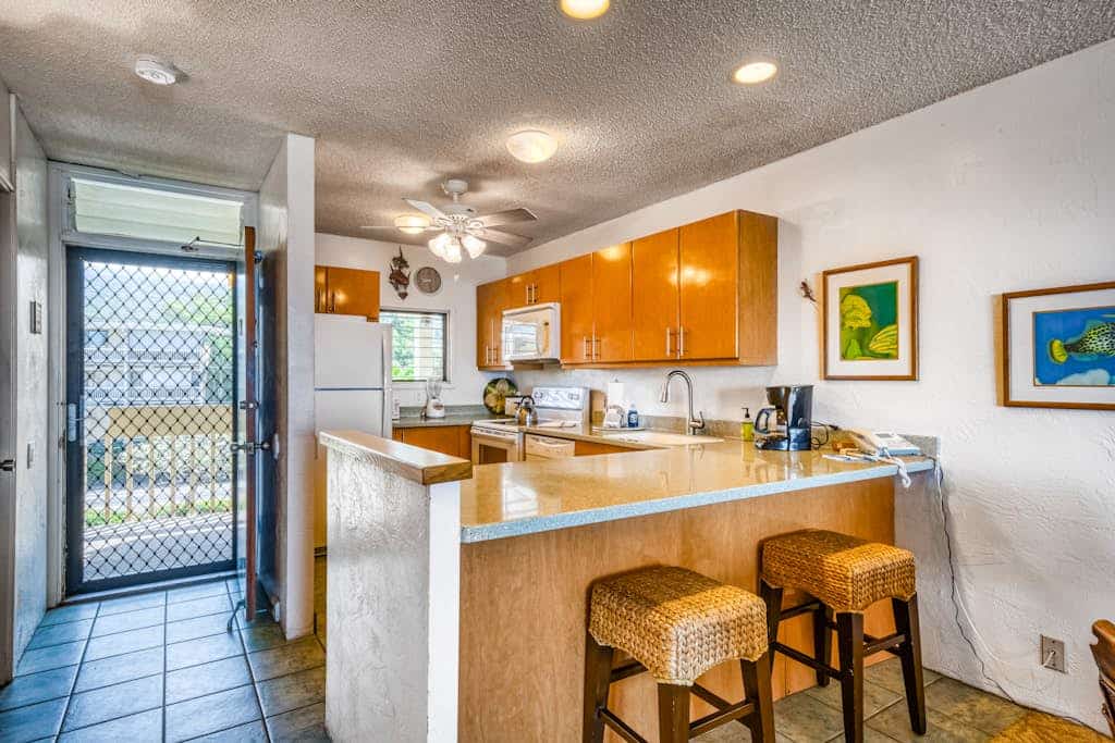 Enchanting oceanfront condo with pool, views & high-speed WiFi