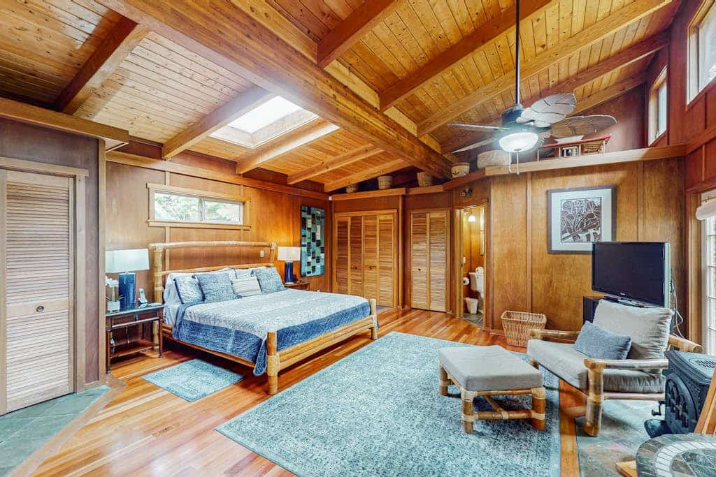 Serene 5-acre tropical hideaway with lanai and circular wood-burning fireplace