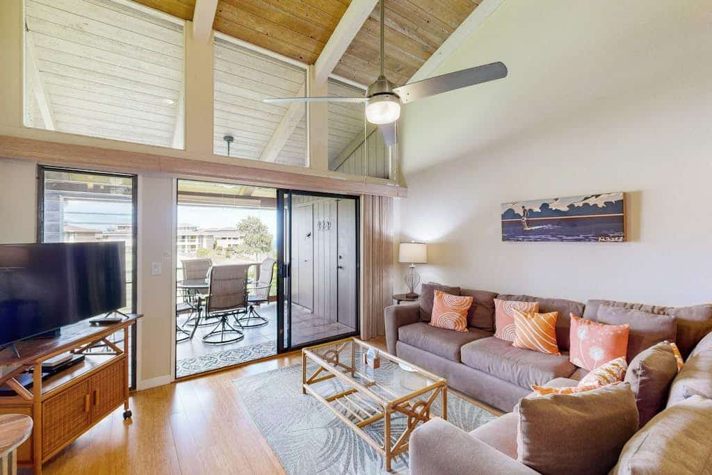Beautiful home w/ocean & fairway views from lanai, shared pool/hot tub, & tennis