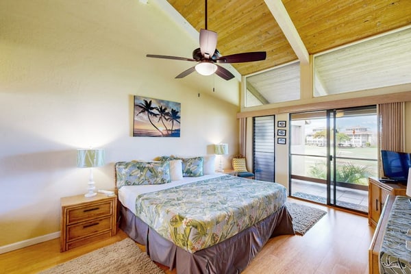 Beautiful home w/ocean & fairway views from lanai, shared pool/hot tub, & tennis