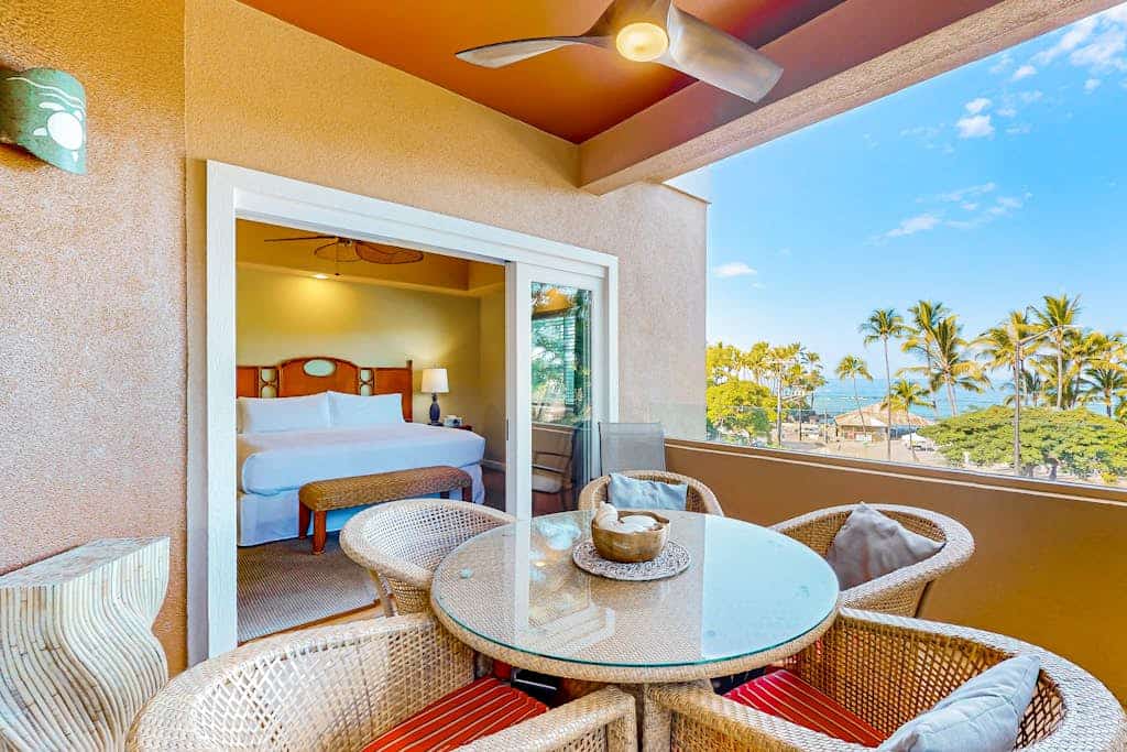 Kahaluu beach condo with infinity pool & spa, lanai, sunset view - walk to beach