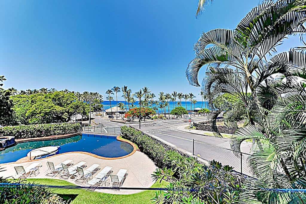 Kahaluu beach condo with infinity pool & spa, lanai, sunset view - walk to beach