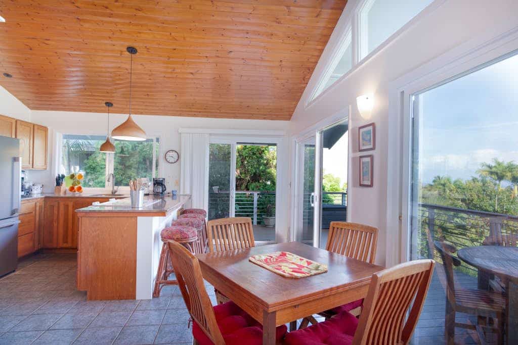 Charming home with balcony, washer/dryer & free WiFi – stunning ocean views