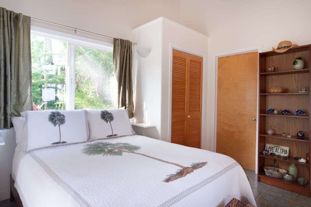 Charming home with balcony, washer/dryer & free WiFi – stunning ocean views