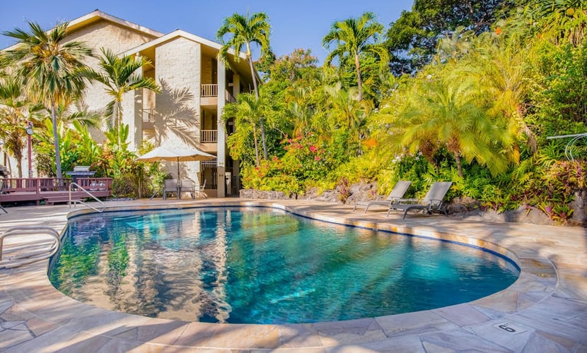 Calming condo with balcony, patio, kitchen, gas grill & pool - snowbird-friendly