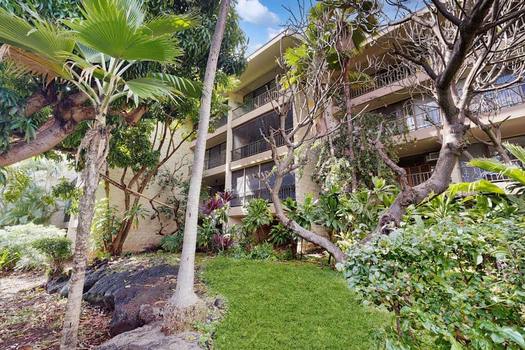 Calming condo with balcony, patio, kitchen, gas grill & pool - snowbird-friendly