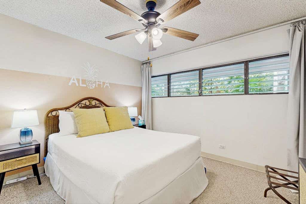 Calming condo with balcony, patio, kitchen, gas grill & pool - snowbird-friendly