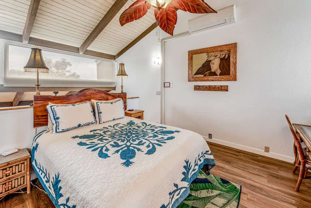Ocean-view condo with pool, hot tub, lanai & tropical decor - near dining/shops