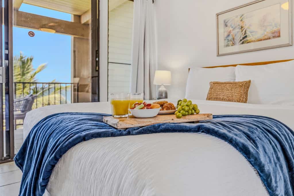 Oceanfront condo with washer/dryer, pool, hot tub & views
