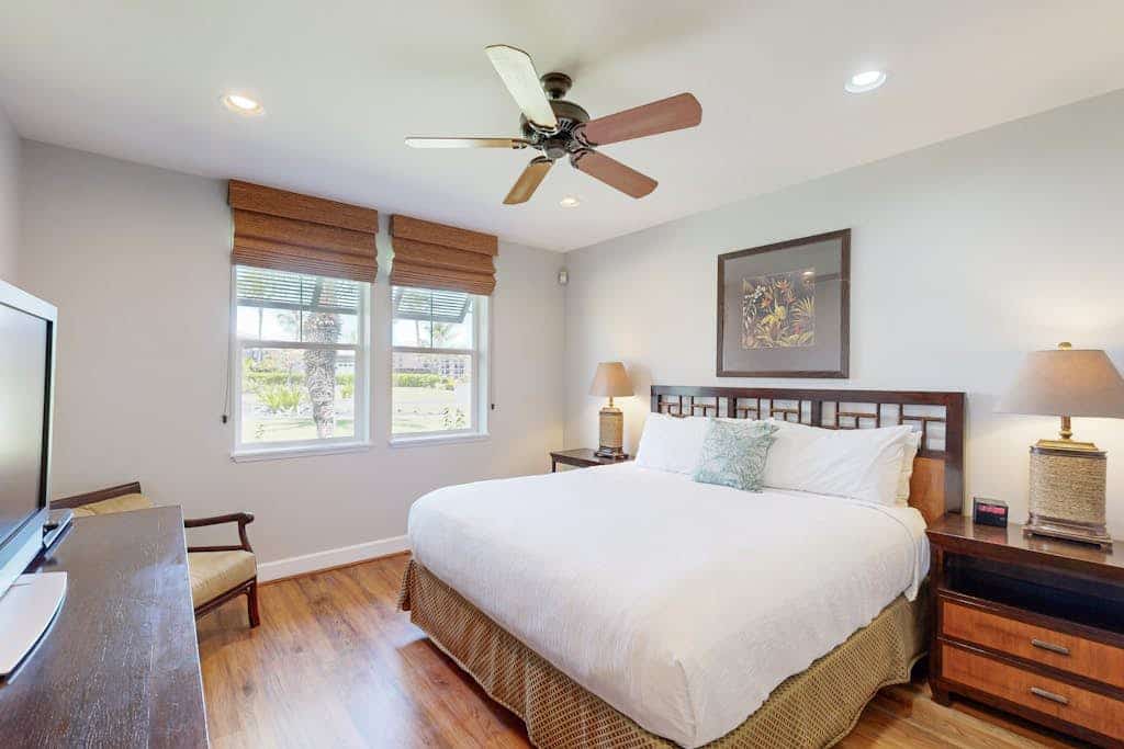 Upscale, ground-floor at Halii Kai w/AC, shared pools/hot tub, private W/D, gym
