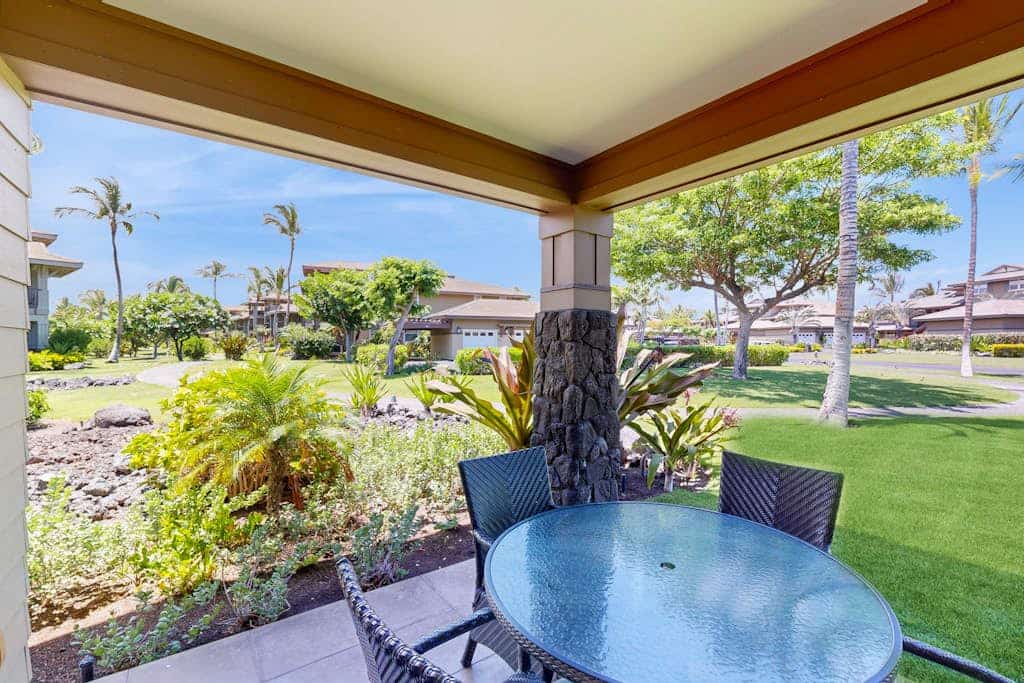 Upscale, ground-floor at Halii Kai w/AC, shared pools/hot tub, private W/D, gym