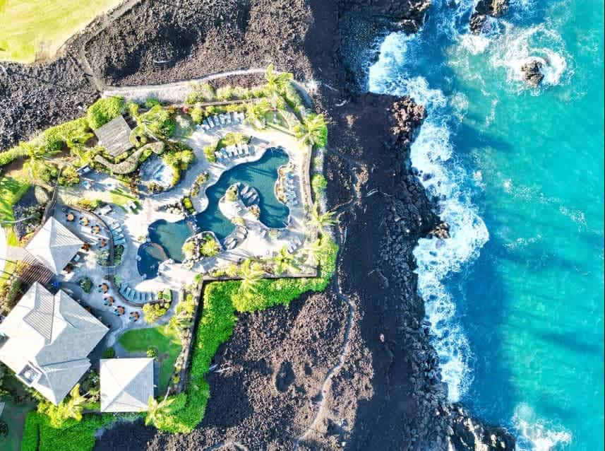Upscale, ground-floor at Halii Kai w/AC, shared pools/hot tub, private W/D, gym