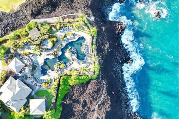 Upscale, ground-floor at Halii Kai w/AC, shared pools/hot tub, private W/D, gym