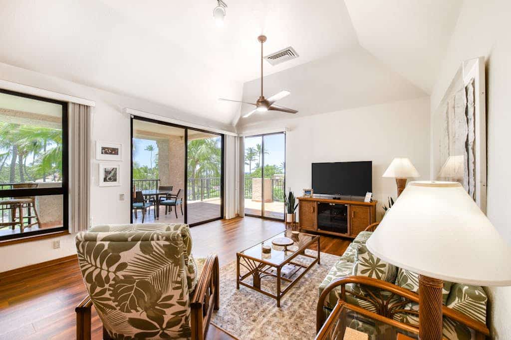 Third floor condo with ocean views, pool and hot tub access, and golf nearby