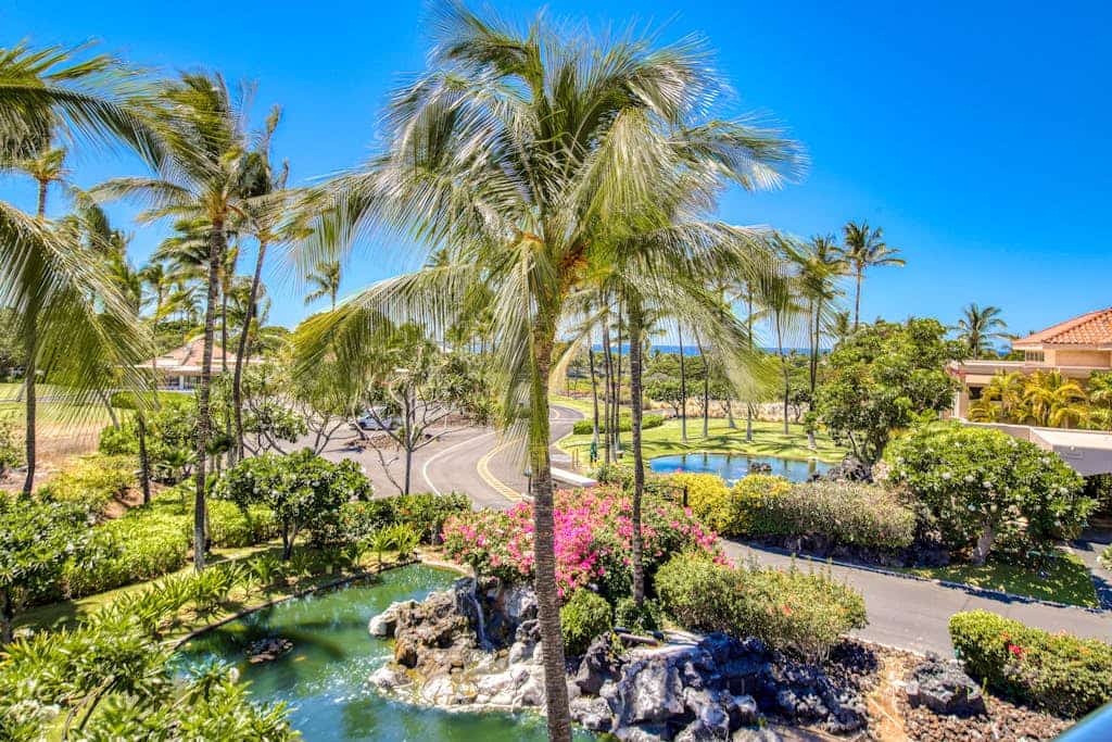 Third floor condo with ocean views, pool and hot tub access, and golf nearby