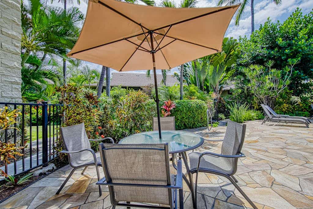 Updated 2nd-floor condo in heart of Kona with lanai, pool, grills