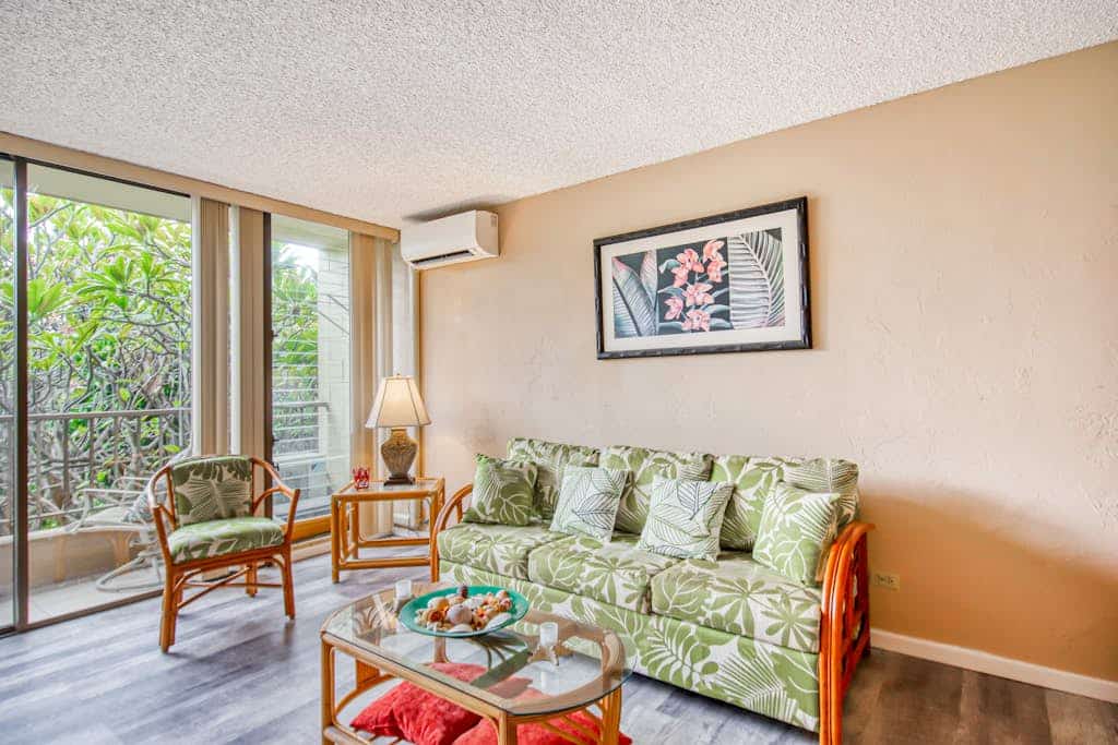 Updated 2nd-floor condo in heart of Kona with lanai, pool, grills