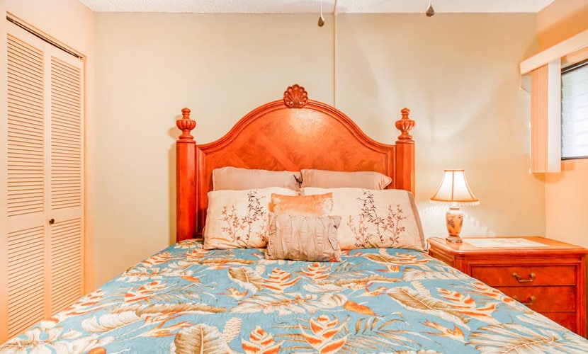 Updated 2nd-floor condo in heart of Kona with lanai, pool, grills