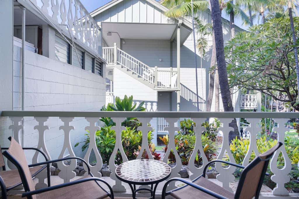 Clean & comfortable studio in the heart of Kailua Kona with pool, hot tub & AC