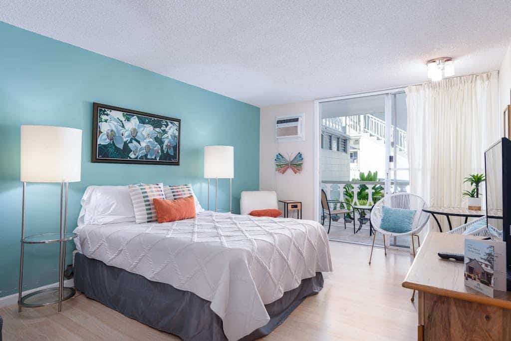Clean & comfortable studio in the heart of Kailua Kona with pool, hot tub & AC
