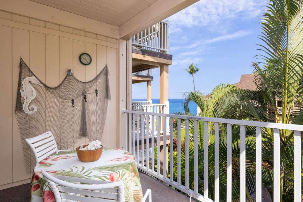 Ocean view condo with lanai, WiFi, W/D & oceanfront pool/hot tub/BBQ area