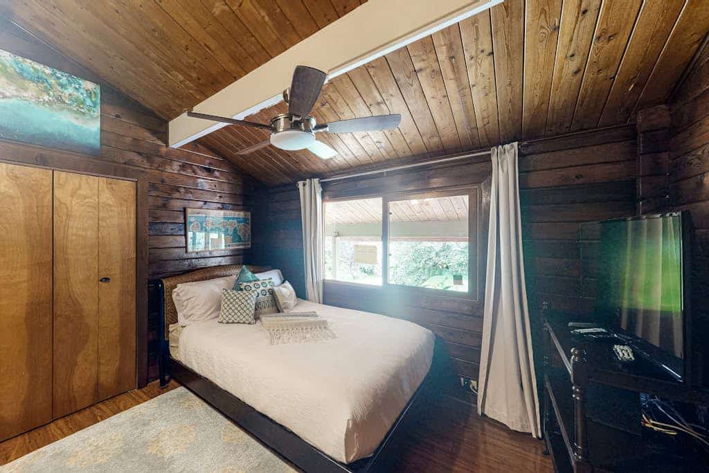 Tranquil home on 1.82-acres with lanai, free WiFi, W/D, and gas fireplace