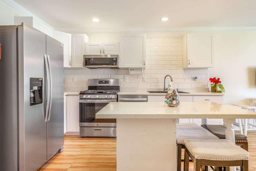Sunny condo with oceanview, pool, washer/dryer, & balcony