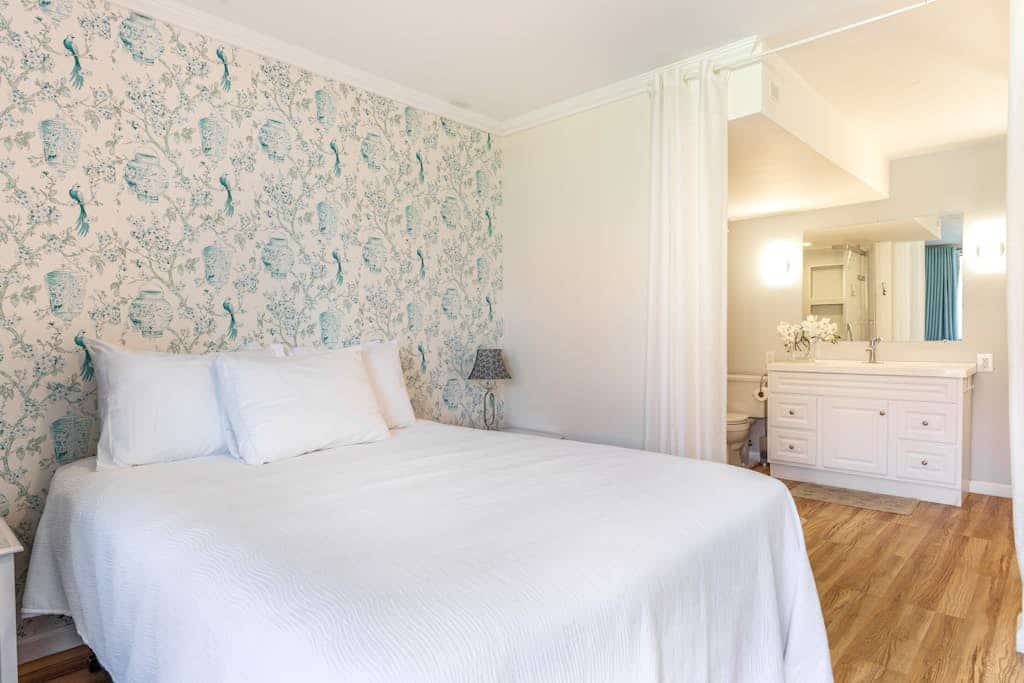 Sunny condo with oceanview, pool, washer/dryer, & balcony