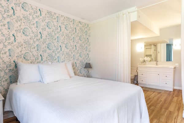 Sunny condo with oceanview, pool, washer/dryer, & balcony