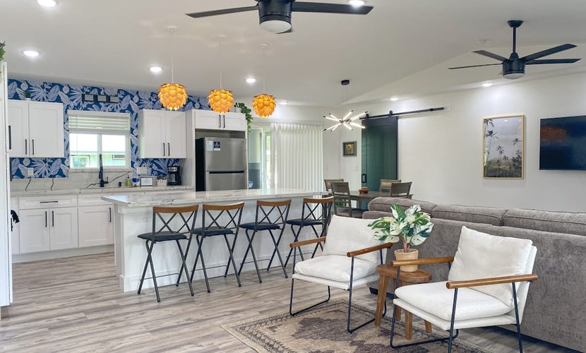 Newly-built dog-friendly home with large yard, shaded patio, & washer/dryer