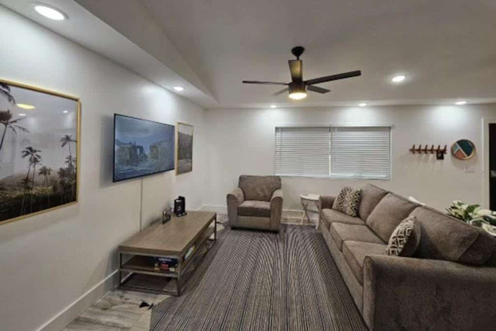 Newly-built dog-friendly home with large yard, shaded patio, & washer/dryer